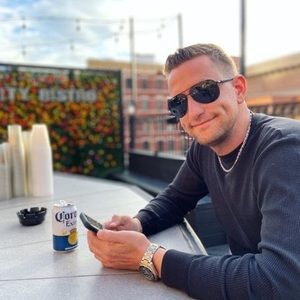 Meet your Posher, Derick